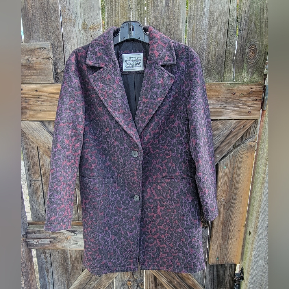 Ladies Levi's 3/4 length coat. Great color. Size extra small